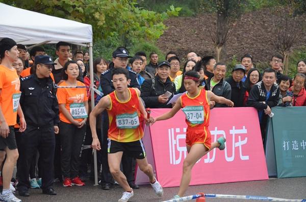 重庆市第32届马拉松接力赛 近千人完成全马挑