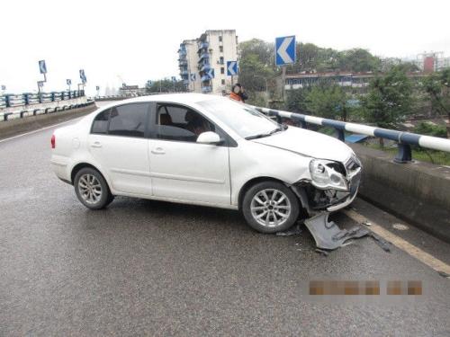 新手女司机车速过快 “漂移”后原地旋转近180度