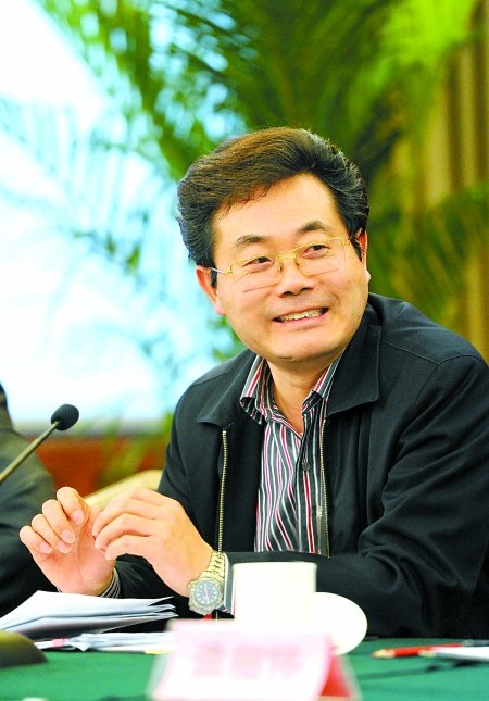 万州区副区长,重庆市市政府副秘书长,市农业局局长,綦江县委书记