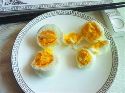 网友分享煮黄金鸡蛋成功秘诀:用丝袜摇