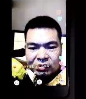 小马云上直播:粉丝狂刷礼物 对着镜头不知所