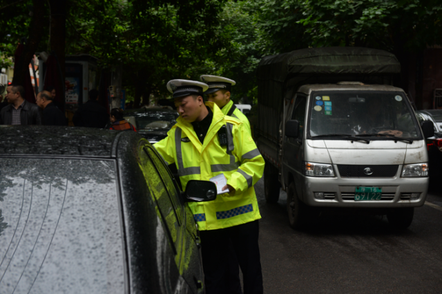 万州城区综合整治强力推进 交巡警等10余部门联合出击