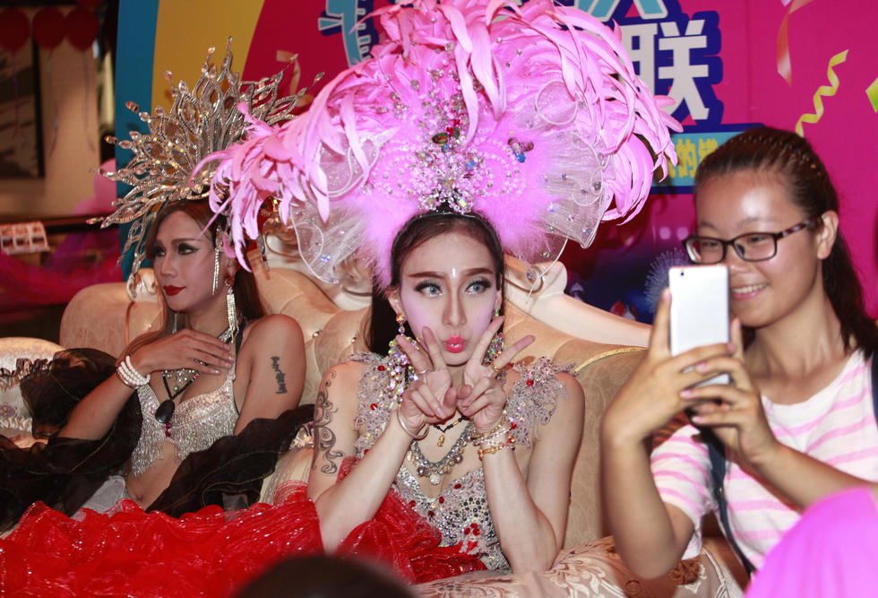泰国人妖身材苗条骨干,着装火辣,不少顾客争相与人妖合影.