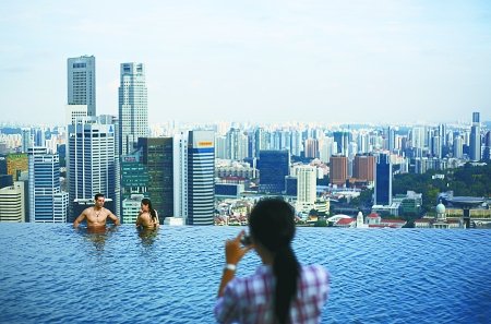 新加坡滨海湾金沙酒店顶层的露天泳池