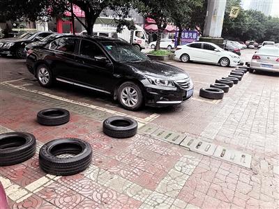两茶楼抢车位,找来20多个轮胎“占座”