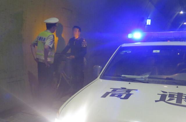 男子没钱坐车 骑自行车上高速去打工