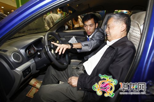 打望老博会:电动代步车好稀奇 安全扶手很贴心