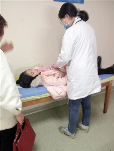 送人转院帮办手续不收车费 全家苦寻这位好心的哥