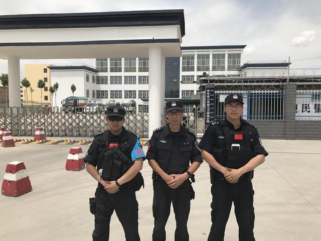 “80后”万州特警冲进毒屋 赤手空拳勇擒嫌犯