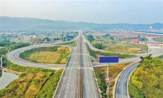 12月29日,连接四川泸州和南充的潼南至荣昌高速公路正式通车,川渝间