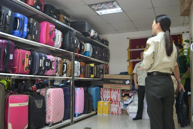 出租车上奇葩失物多 给行李打上码不怕丢失