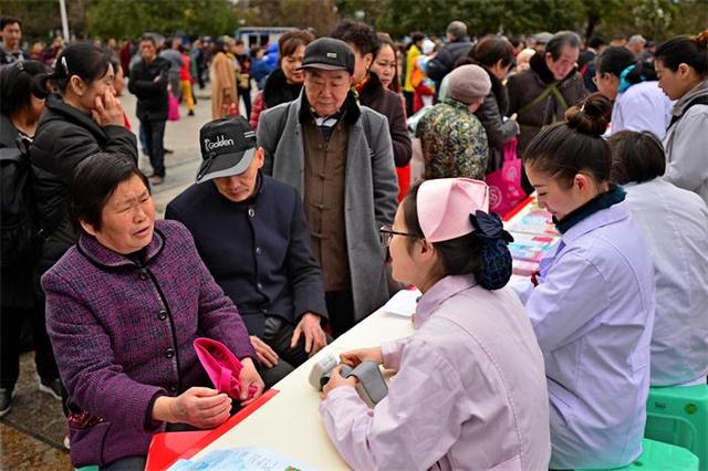 三八节万州妇联开展关爱妇女宣传活动