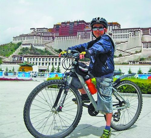 随父亲单车走完川藏线 9岁男孩回到重庆变乖了