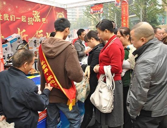 华龙乐家易网购商城线下特卖会引消费者热捧