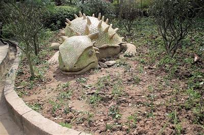 恐龙谷雕像磨损严重 经常有游客攀爬留影