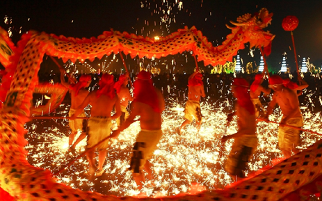 铜梁传统舞火龙 探秘重庆万象城地道年味_大渝网_腾讯网