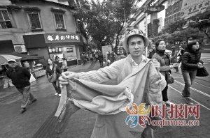 醉酒乘客吐脏出租车 的哥要洗车费该给吗