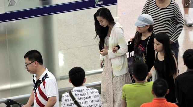 Baby外出着宽松裙踩平底鞋 助理全程搀扶疑有