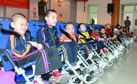 重庆150名脑瘫儿童获赠便携式轮椅(图)