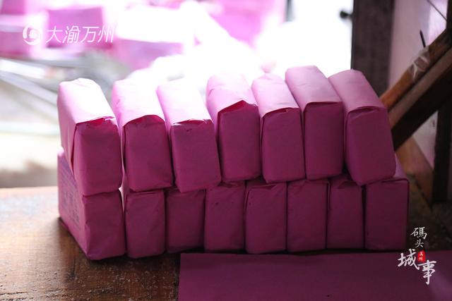 男子卖米花糖日入过万 一天要用50锅白糖