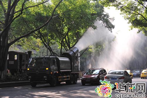 重庆街头现身大炮洒水车 可抑尘降温