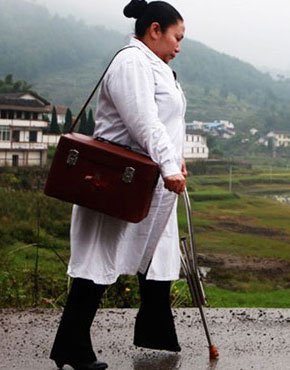 重庆北碚周月华医生 趴在丈夫背上给人治病