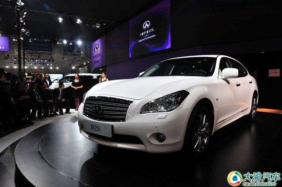 英菲尼迪M长轴距版亮相2012重庆国际车展