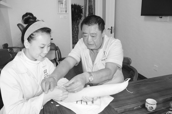 女大学生拜师学修脚手艺 从修萝卜做起(组图)
