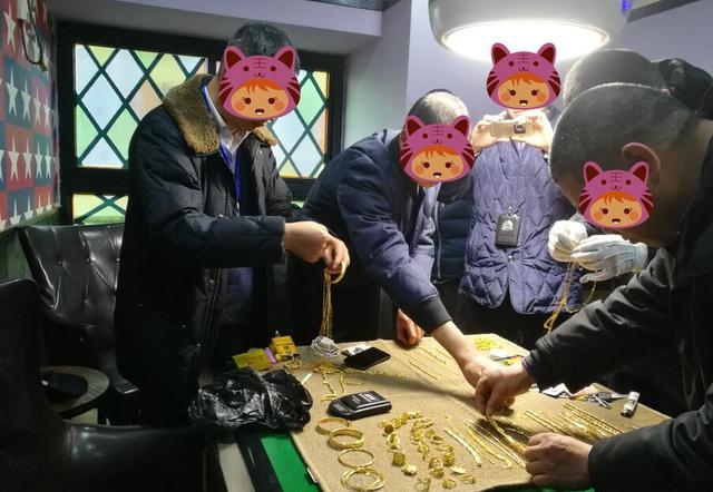 两劫徒在四川持枪抢金店 警方跨省联动追回50万元金饰