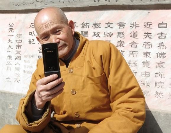 少林寺内有WiFi网络 年轻僧人都用智能手机