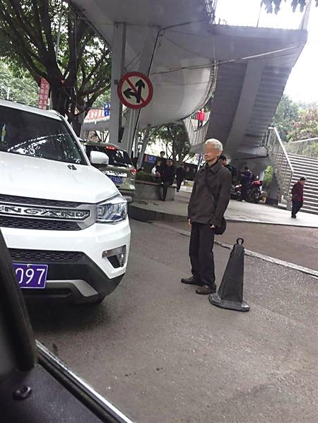 儿子逆行插队停车引公愤 父亲不劝他反怪排队司机