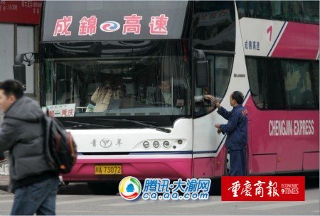 菜园坝大巴车捎货未安检 来者不拒随便要价高清图片
