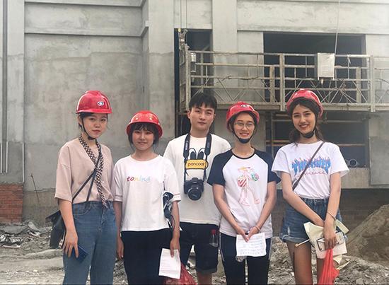 学生在工地合影