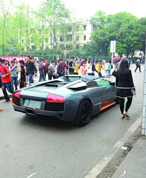 重庆一美女开兰博基尼买小面 网友齐吐槽(图)