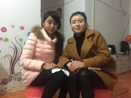 图右的牟炳琼今年27岁，图左的李兰已经15岁啦！