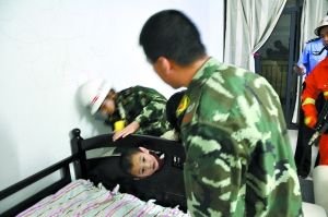 男孩顽皮头卡床口消防锯床施救