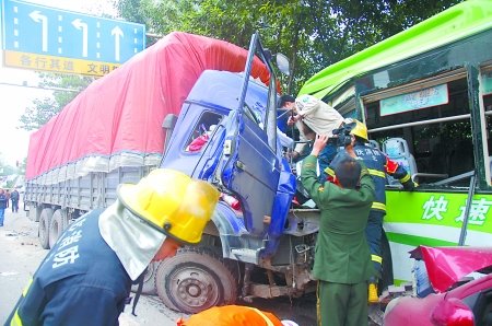 失控大货车撞上公交车 致9车相撞数位乘客受伤