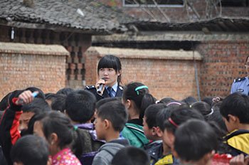 石柱大队走进希望小学 宣传遵守交通法规重要性