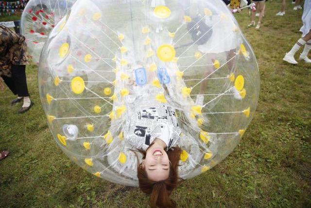 仙女山上法国球迷在650寸的巨型电视机前看世界杯