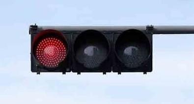 圆盘红灯与人行绿灯冲突 交巡警:应当车让人_大渝网_腾讯网