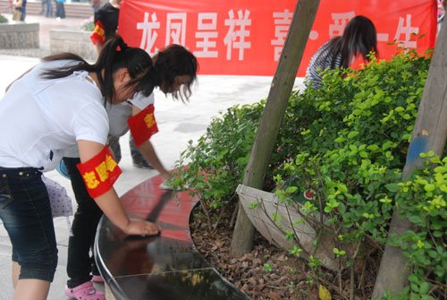 建设生态重庆 志愿者清洁美化观音桥广场_涪陵