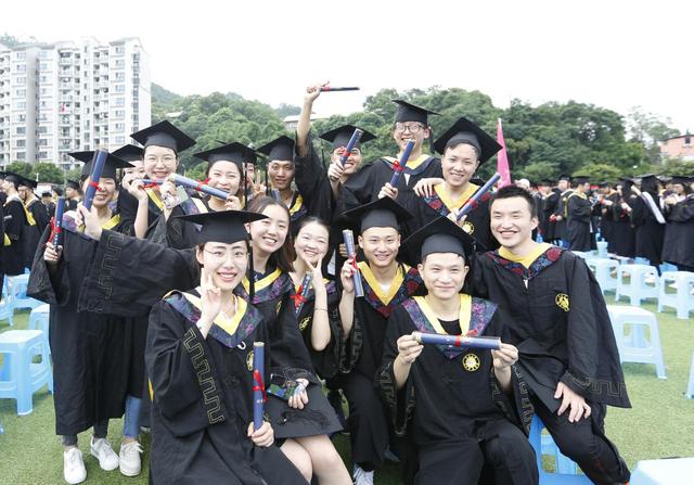 3、重庆大学毕业证日期：毕业证日期是大写还是小写？