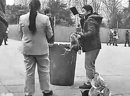 重庆火车北站上演彪悍一幕两妇女掏菜刀杀鸡_