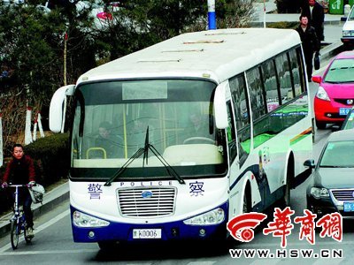 陕西校车挂警车牌照畅行多年 因媒体曝光被查