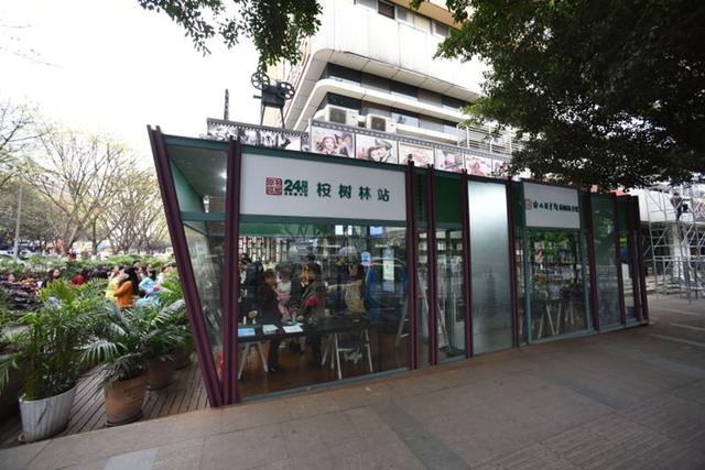 重庆首个室外24小时自助图书馆投用