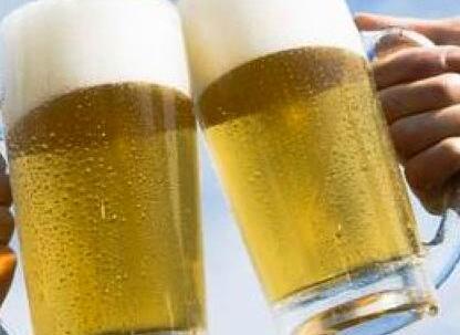 每天五六瓶啤酒下肚 40多岁男子喝出满头白发