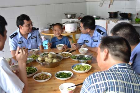 男子无证驾驶被拘留 家属将7岁孩子也扔进派出