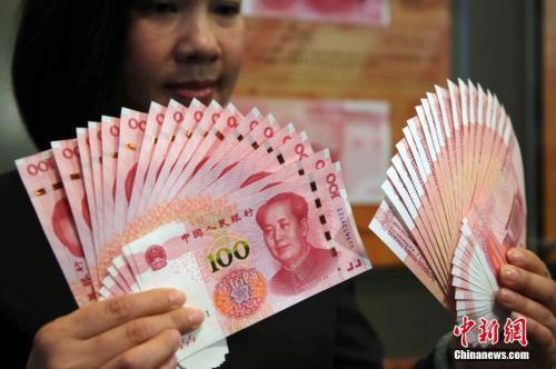 简单地说,今年1月初兑换10000美元需要约69500元人民币,而现在兑换