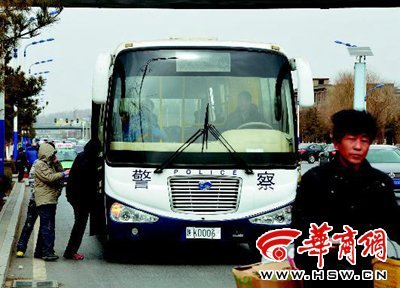 陕西校车挂警车牌照畅行多年 因媒体曝光被查