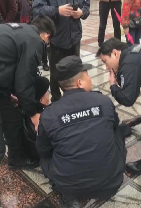 老人街头晕倒疑突发脑溢血 特警紧急施救